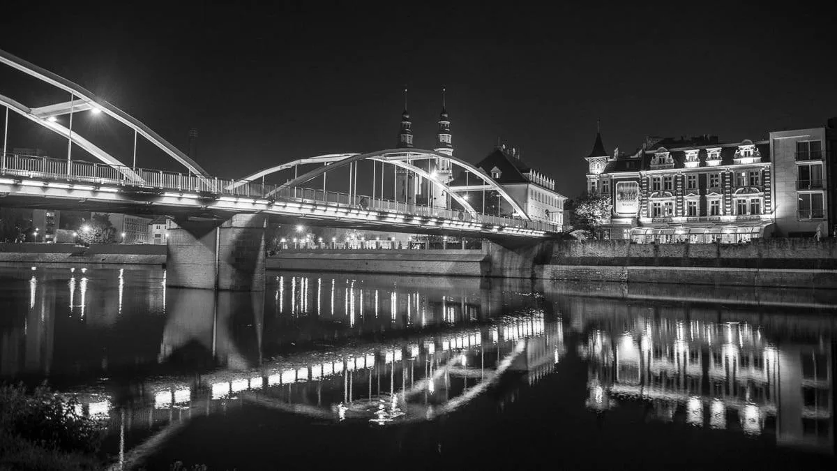 Opole nocą — most nad Odrą w sąsiedztwie Restauracji Starka